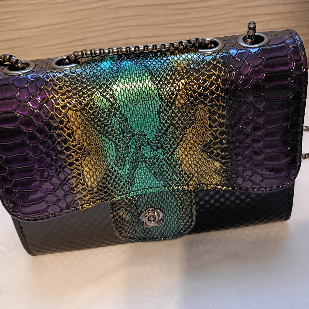 Chic Iridescent Shoulder Bag with Chain Strap